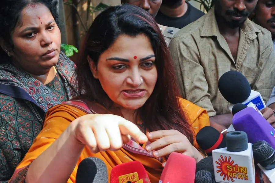 നിര്‍മാതാവ് മേക്കപ്പ് മുറിയിലേക്ക് കയറിവന്നു, ചെരിപ്പൂരിയടിക്കുമെന്ന് ഞാന്‍ പറഞ്ഞു-ഖുശ്ബു