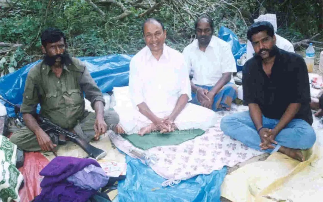 ഡോ.രാജ്കുമാര് വീരപ്പനും സംഘത്തിനുമൊപ്പം കാടിനുള്ളില്