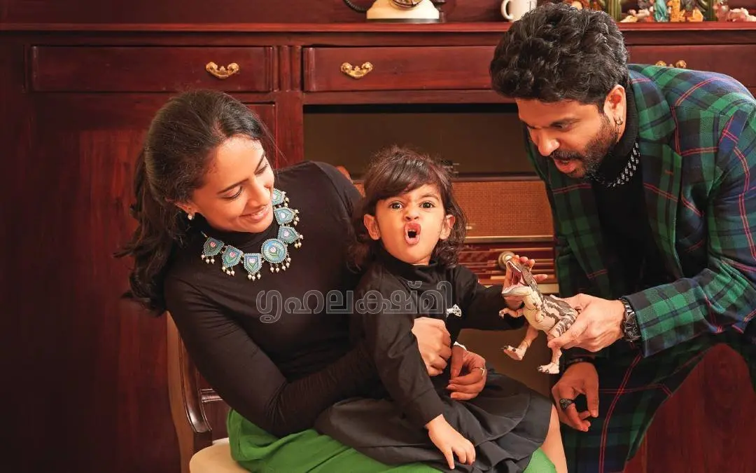 നീരജ് മാധവ്, ഭാര്യ ദീപ്തി, മകള് നിളങ്ക / ഫോട്ടോ: അരുണ് പയ്യടിമീത്തല്