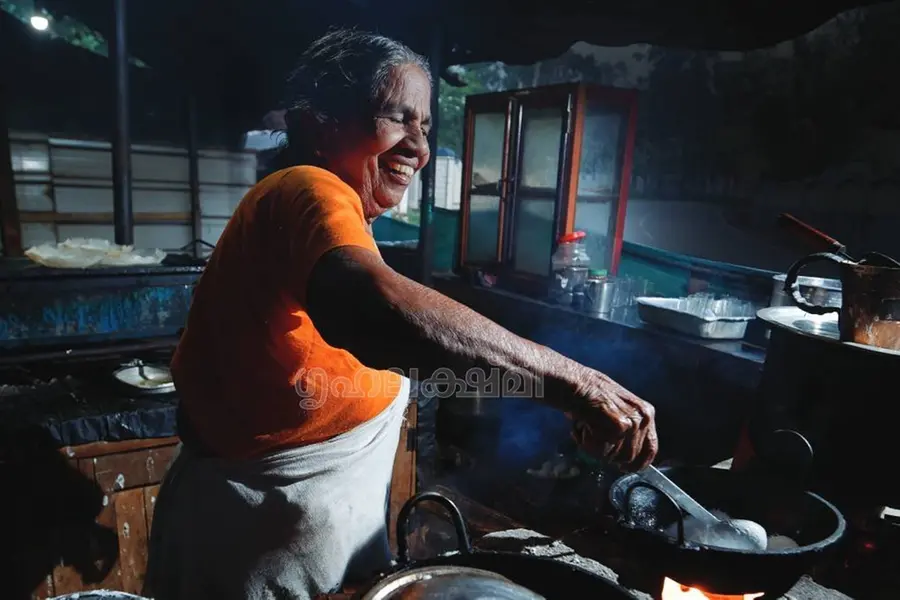 പക്കമേളക്കാരായി പലതരം ചമ്മന്തികള്‍ അണിനിരക്കുന്ന പൂരപ്പറമ്പാണ് ലീലച്ചേച്ചിയുടെ രുചിപ്പുര