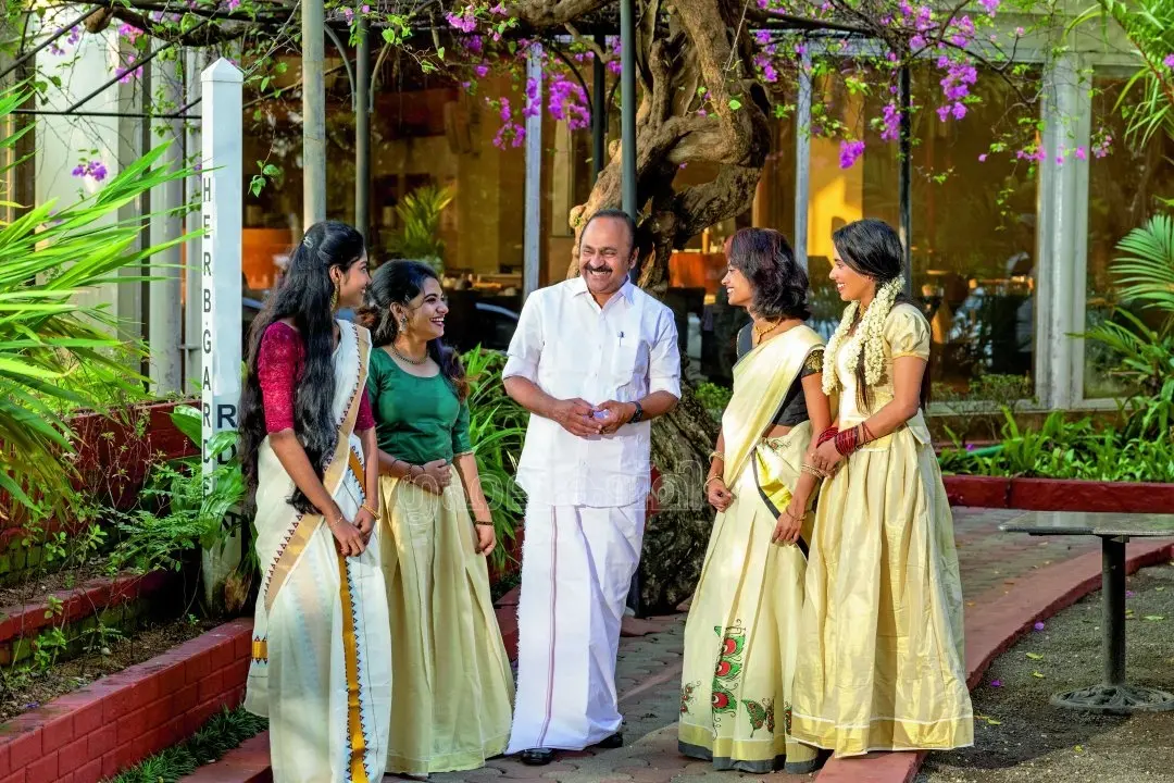 വി.ഡി. സതീശനും വിദ്യാര്ഥിനികളും- ഫോട്ടോ: സിദ്ദീക്കുല് അക്ബര്
