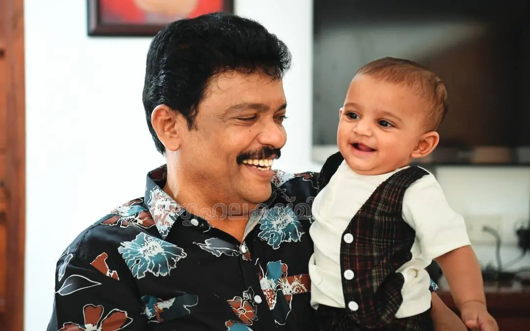 ജഗദീഷ്‌ പേരക്കുട്ടിക്കൊപ്പം | Photo: മധുരാജ്‌