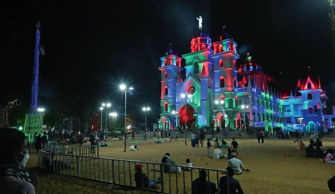 ക്രിസ്മസ് പ്രഭയിൽ വെട്ടുകാട് പള്ളി