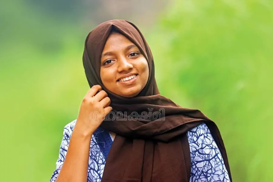 പത്രക്കെട്ടുമായി സൈക്കിള് ചവിട്ടിപ്പോയിരുന്ന പെണ്കുട്ടി; റിസ്വാന ഇന്ന് എം.ബി.ബി.എസ്. വിദ്യാർഥിനി