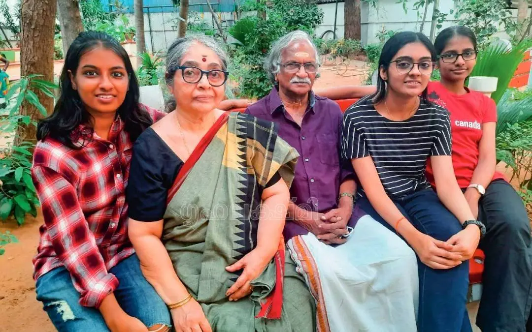 ശ്രീകുമാരൻ തമ്പിയും രാജി തമ്പിയും പേരക്കുട്ടികൾക്കൊപ്പം