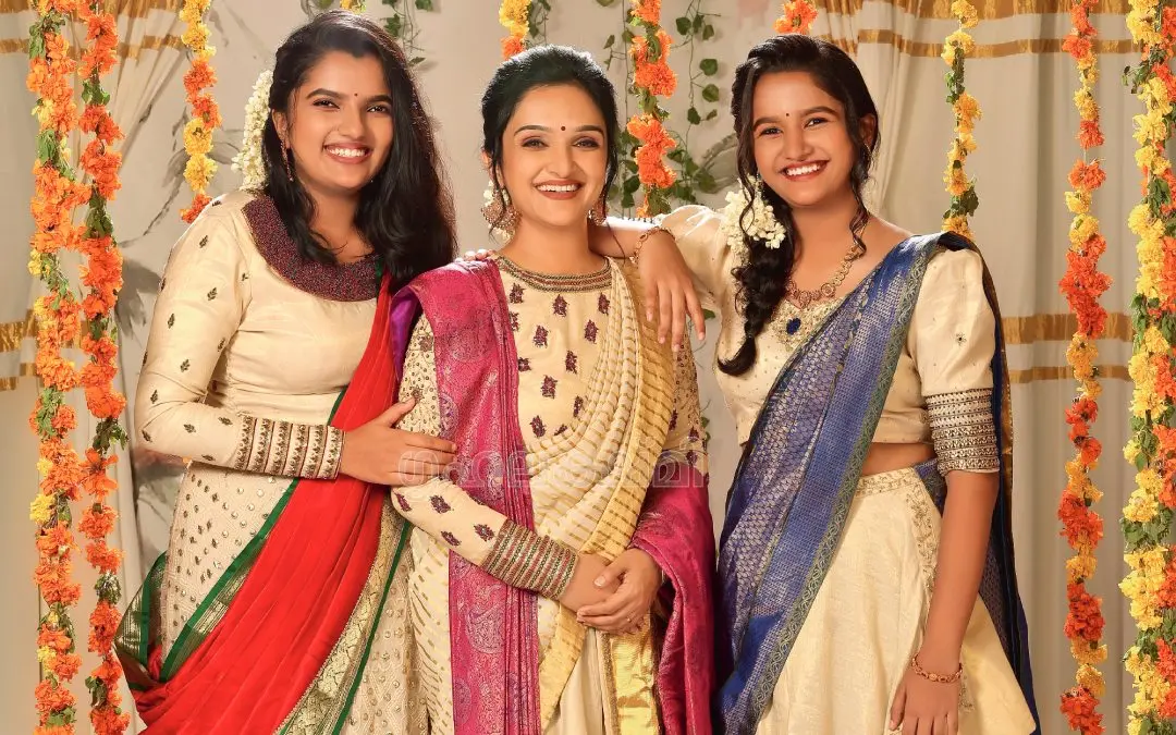 ജോമോൾ മക്കളായ ആര്‍ജയ്ക്കും ആര്യക്കുമൊപ്പം, ഫോട്ടോ- സിദ്ദീക്കുൽ അക്ബർ