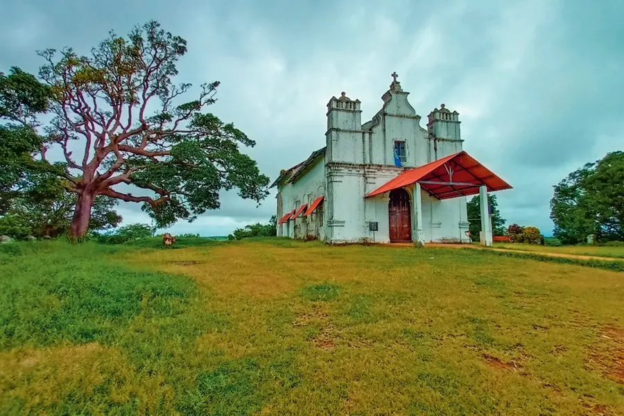 പതിനാറേക്കറിലെ ആളില്ലാ വീട്, രാത്രിയില്‍ രൂപം മാറുന്ന കടല്‍ത്തീരം, ആത്മാക്കളലയുന്ന ഇടങ്ങളിലേക്ക്