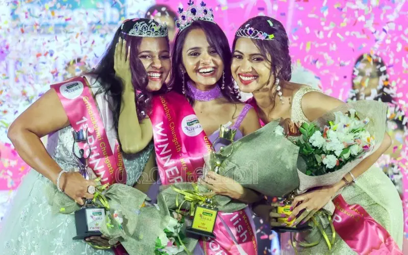 ചിറ്റിലപ്പിള്ളി സ്ക്വയറിൽ വെള്ളിയാഴ്ച നടന്ന ഗൃഹലക്ഷ്മി ചുങ്കത്ത് ജ്വല്ലറി മിസ്സിസ് കേരള 2023 ആര്യ പ്രിയ ഗോപാൽ( നടുവിൽ) നെ അഭിനന്ദിക്കുന്ന ഫസ്റ്റ് റണ്ണറപ്പ് തമ്പുര പി എസ് (ഇടത്) സെക്കന്റ് റണ്ണറപ്പ് ശ്രുതി കെ എന്നിവർ, ഫോട്ടോ: സിദ്ദീക്കുൽ അക്ബർ