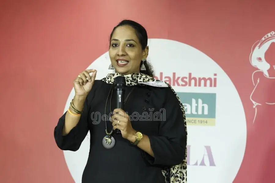 'ഞാൻ ജീവിക്കുന്ന വിസ്മയ'- ധനൂജ സ്വയം പരിചയപ്പെടുത്തി