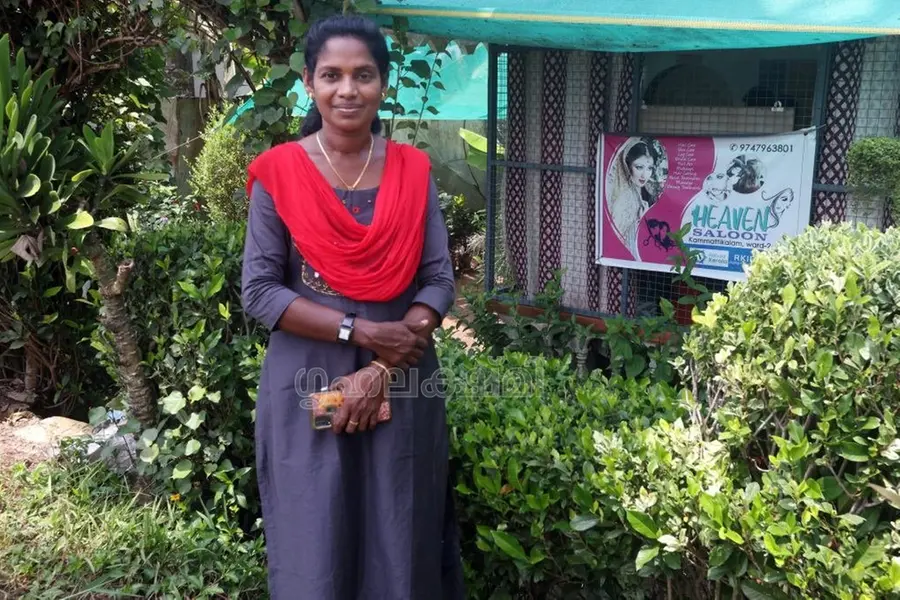 കുടുംബത്തിലെ വരുമാനം നിലച്ചപ്പോള് മുടിവെട്ട് തൊഴിലാക്കി; തുരുത്തിലെ വനിതാ ബാര്ബര് ഷൈലമ്മ