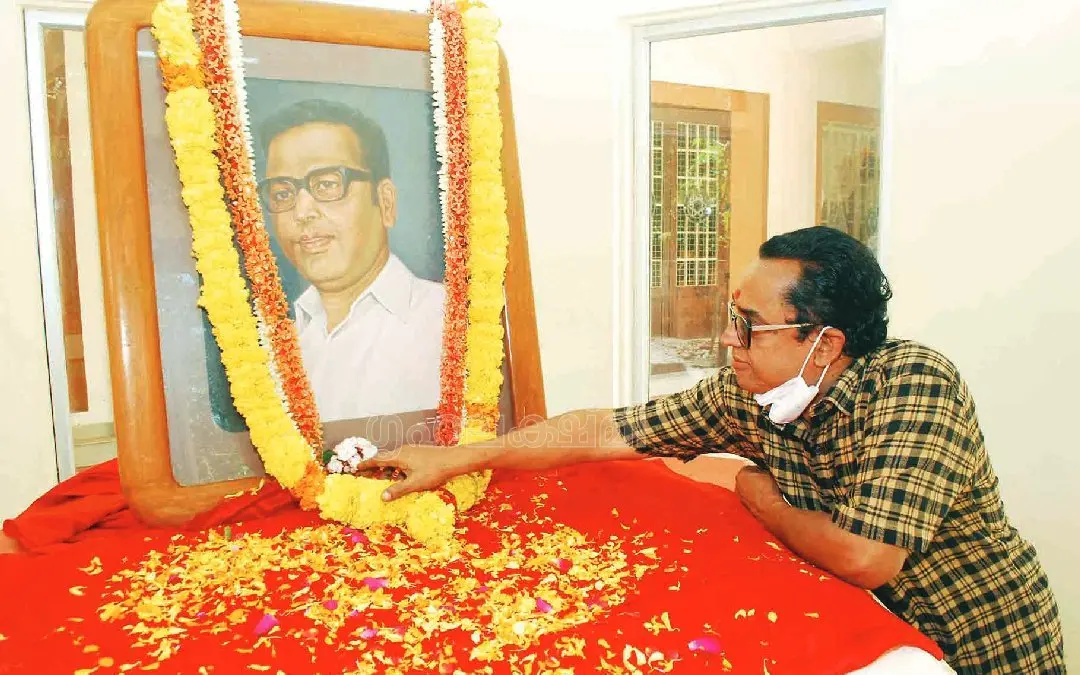 പുഷ്പാര്‍ച്ചന നടത്തുന്ന മകന്‍ വയലാര്‍ ശരത് ചന്ദ്രവര്‍മ