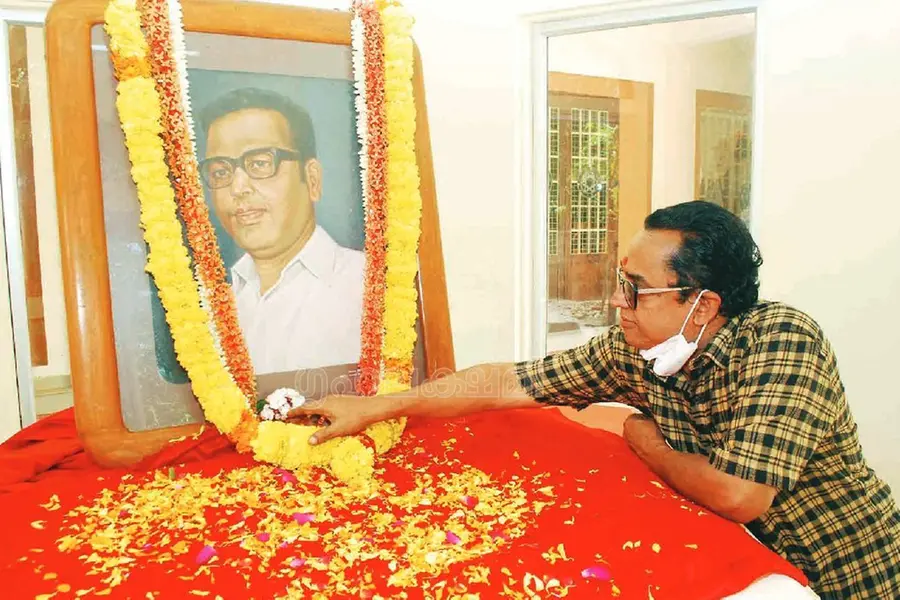 അച്ഛന്റെ മൗനസമ്മതത്തോടെ കുമ്മായഭിത്തിയില് ഞാന് എഴുതി; വ-യ-ല-ര്