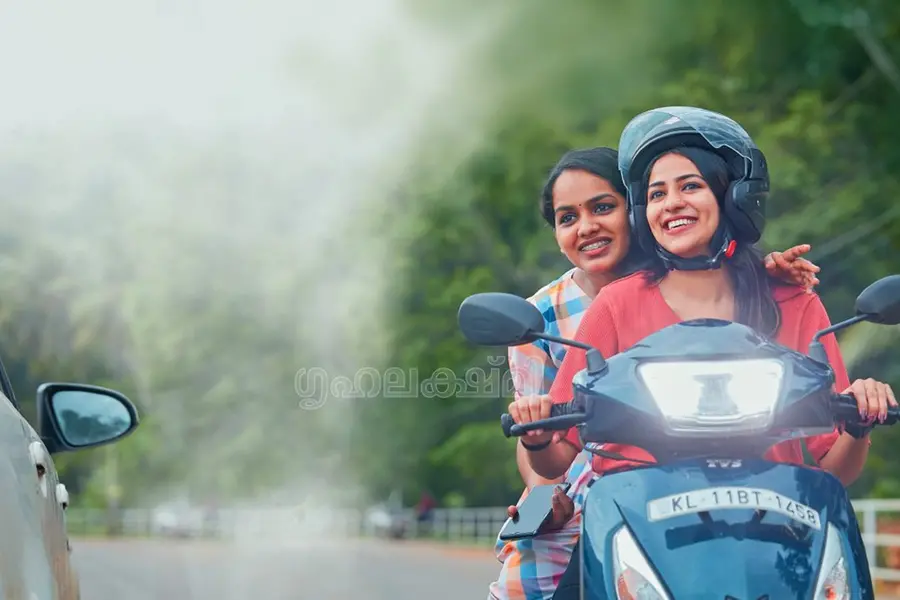 ഇത്തിരിയിടത്തിലൂടെ ജീവിച്ചുപോവുന്ന സ്ത്രീയാണ് ഇരുചക്ര വാഹനം; ചില പെണ്ണനുഭവങ്ങള്‍