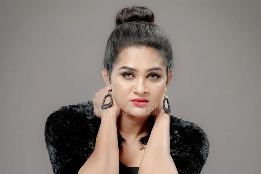 പുരുഷനായി എല്ലാവർക്കും മുമ്പിൽ ജീവിക്കുമ്പോഴും എന്റെ മനസ്സ് പെൺകുട്ടിയുടേതായിരുന്നു-റിയ ഇഷ