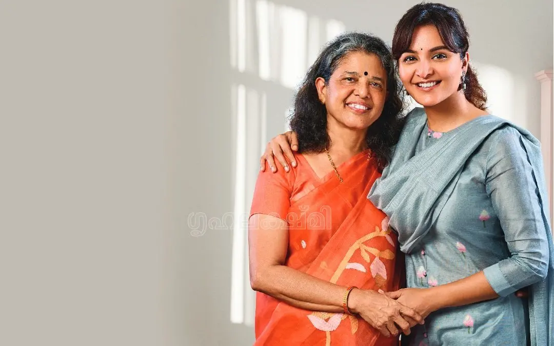 മഞ്ജു വാര്യരും അമ്മ ഗിരിജാ വാര്യരും