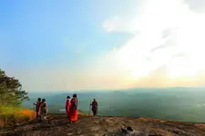 മഞ്ഞ് വീഴുന്ന അമ്പൂരി; തിരുവനന്തപുരത്തെ ഗ്രാമത്തിലുണ്ട് കാടിന്റെ കാഴ്ചയും നാടിന്റെ നന്മയും