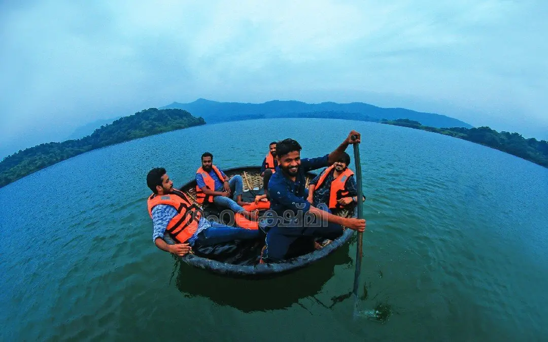 ചിമ്മിനി ഡാമിലൂടെയുള്ള കുട്ടവഞ്ചി യാത്ര