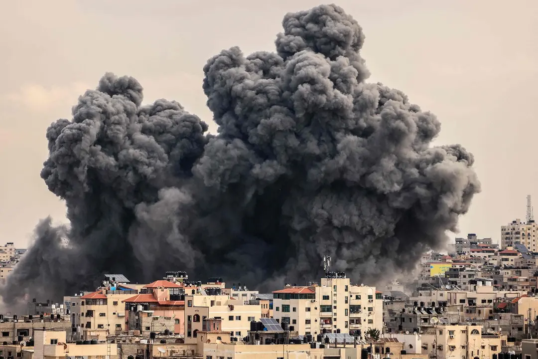 A plume of smoke rises in the sky of Gaza City during an Israeli airstrike | Photo: AFP