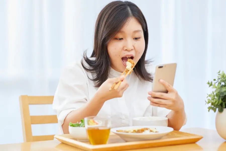 How social media can 'trigger' eating disorders in young people
