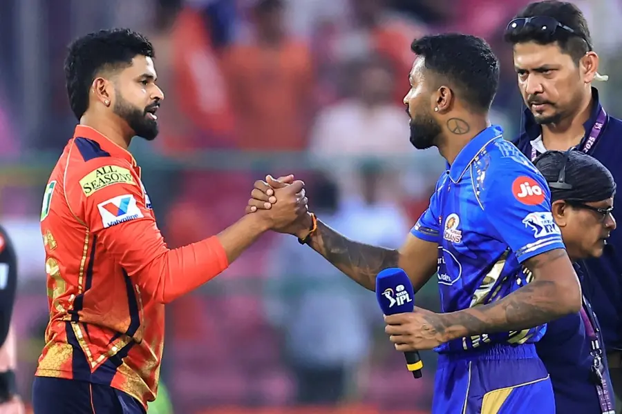 Punjab Kings' captain Shreyas Iyer and Mumbai Indians' captain Hardik Pandya (L to R)