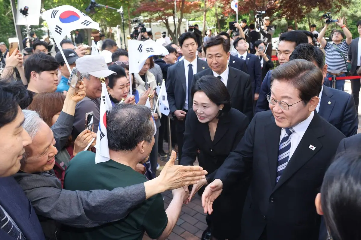 South Korea's incoming president Lee Jae-myung (R) greets people as he leaves his home in Incheon (Photo: AFP)