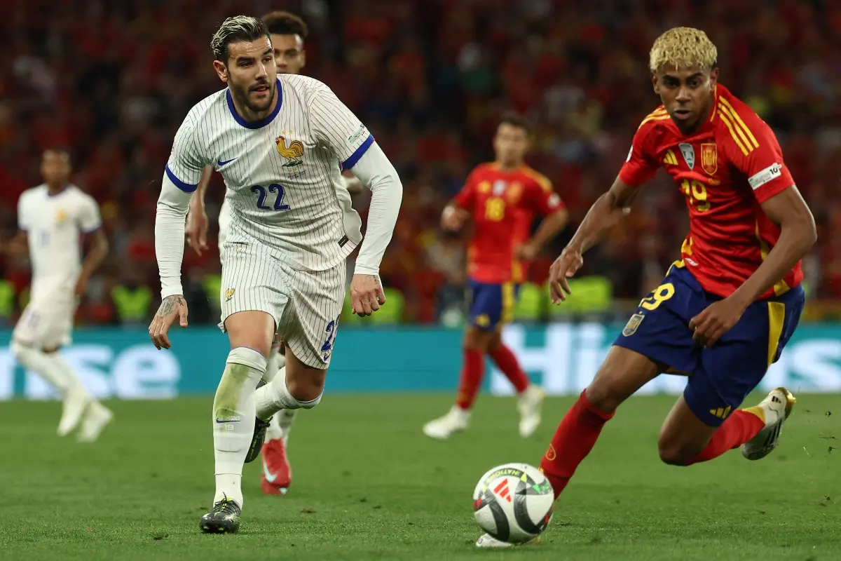 France's defender #22 Theo Hernandez (L) and Spain's forward #19 Lamine Yamal vie for the ball during the UEFA Nations League semi-final football match between Spain and France in Stuttgart, southwestern Germany. | Photo: AFP