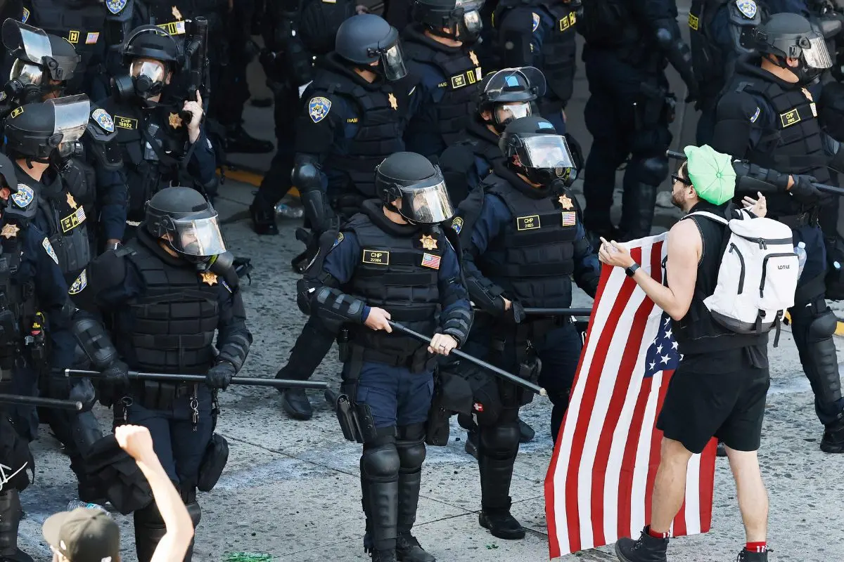 California Highway Patrol (CHP) officers clear protestors who were blocking the 101 freeway on June 08, 2025 in Los Angeles (Photo: AFP)