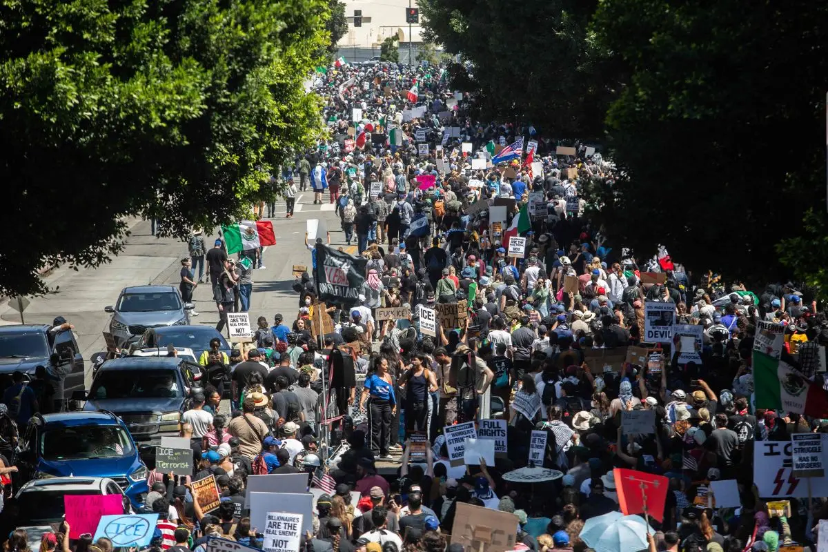 Protestors against immigration raids march from the Los Angeles City Hall to the LA Federal Building on June 08, 2025 (Photo: AFP)