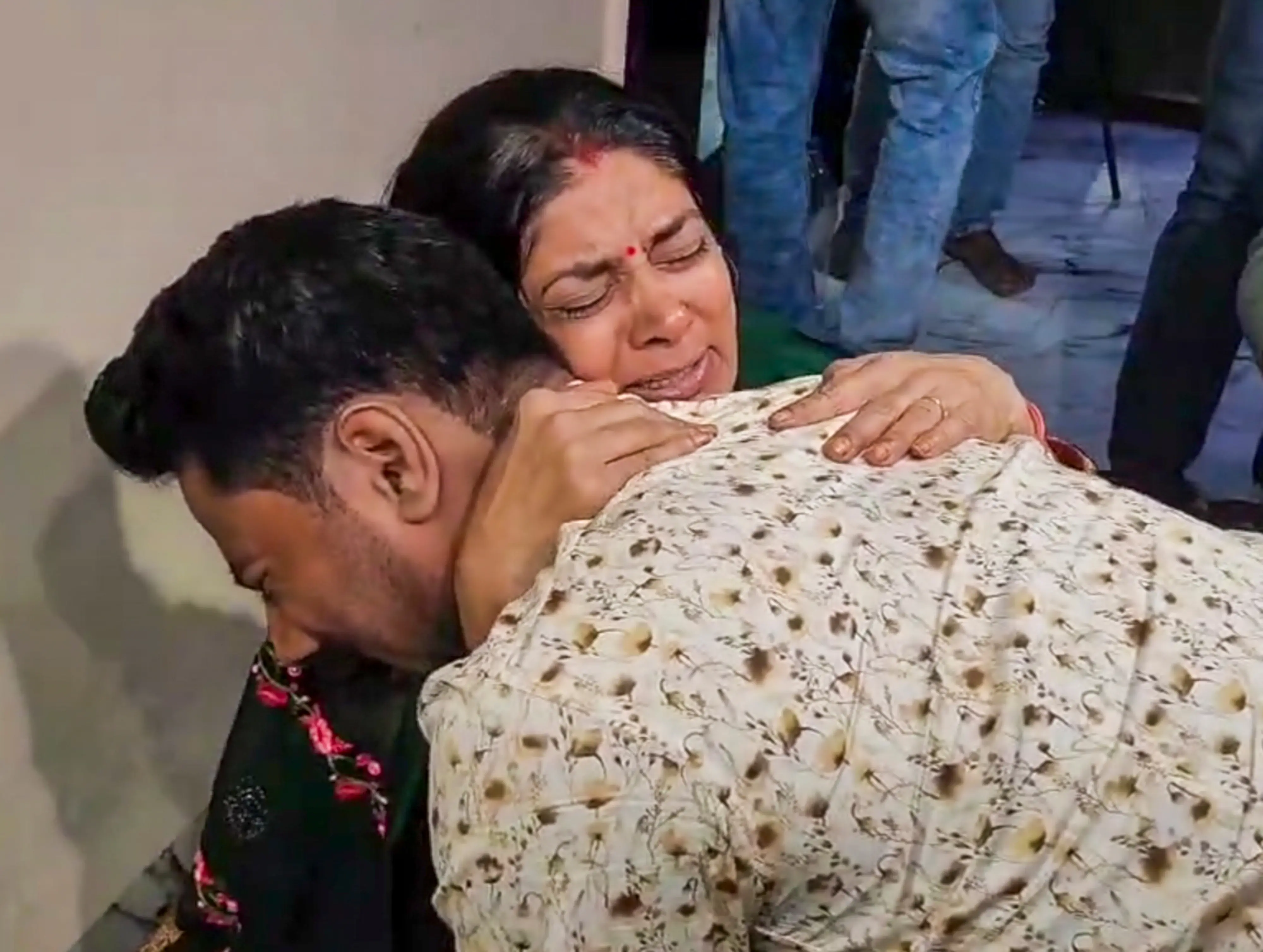Govind Raghuvanshi, brother of Sonam Raghuvanshi, consoles Raja's mother, Uma Raghuvanshi | PTI
