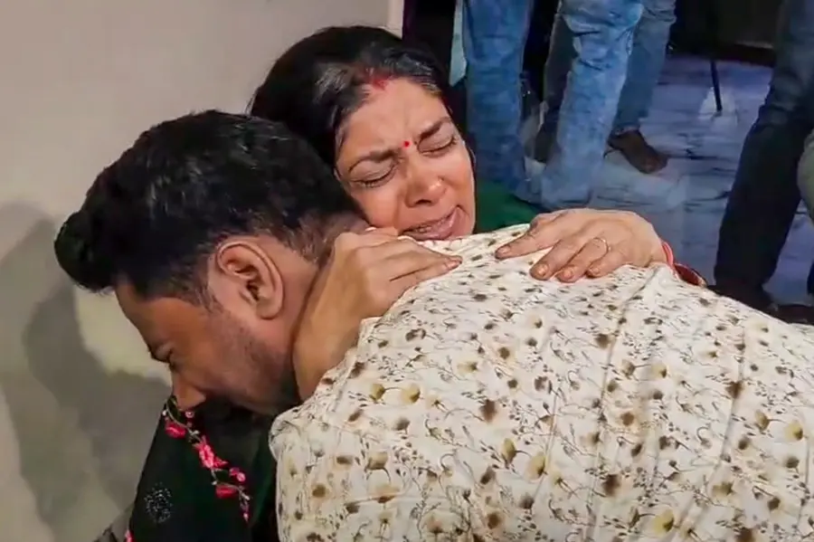 Govind Raghuvanshi, brother of Sonam Raghuvanshi, consoles Raja's mother, Uma Raghuvanshi | PTI