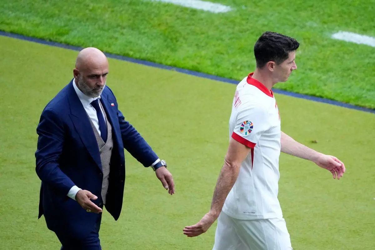 Poland's Robert Lewandowski, right, walks by Poland's head coach Michal Probierz, left, during a match (file photo) | Photo: AP