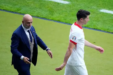 Dispute with star striker Lewandowski; Poland coach quits national job