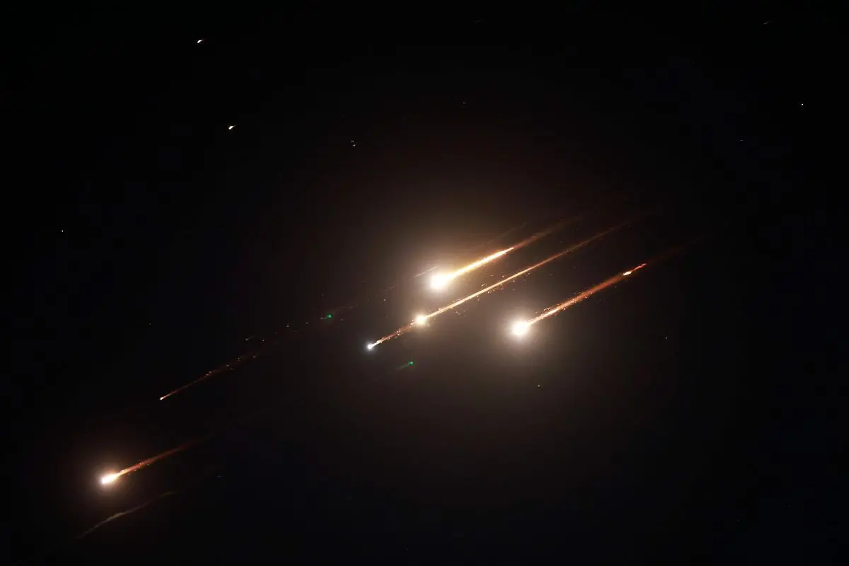This picture shows rocket trails in the sky above Jerusalem on June 13, 2025 (Photo: AP)