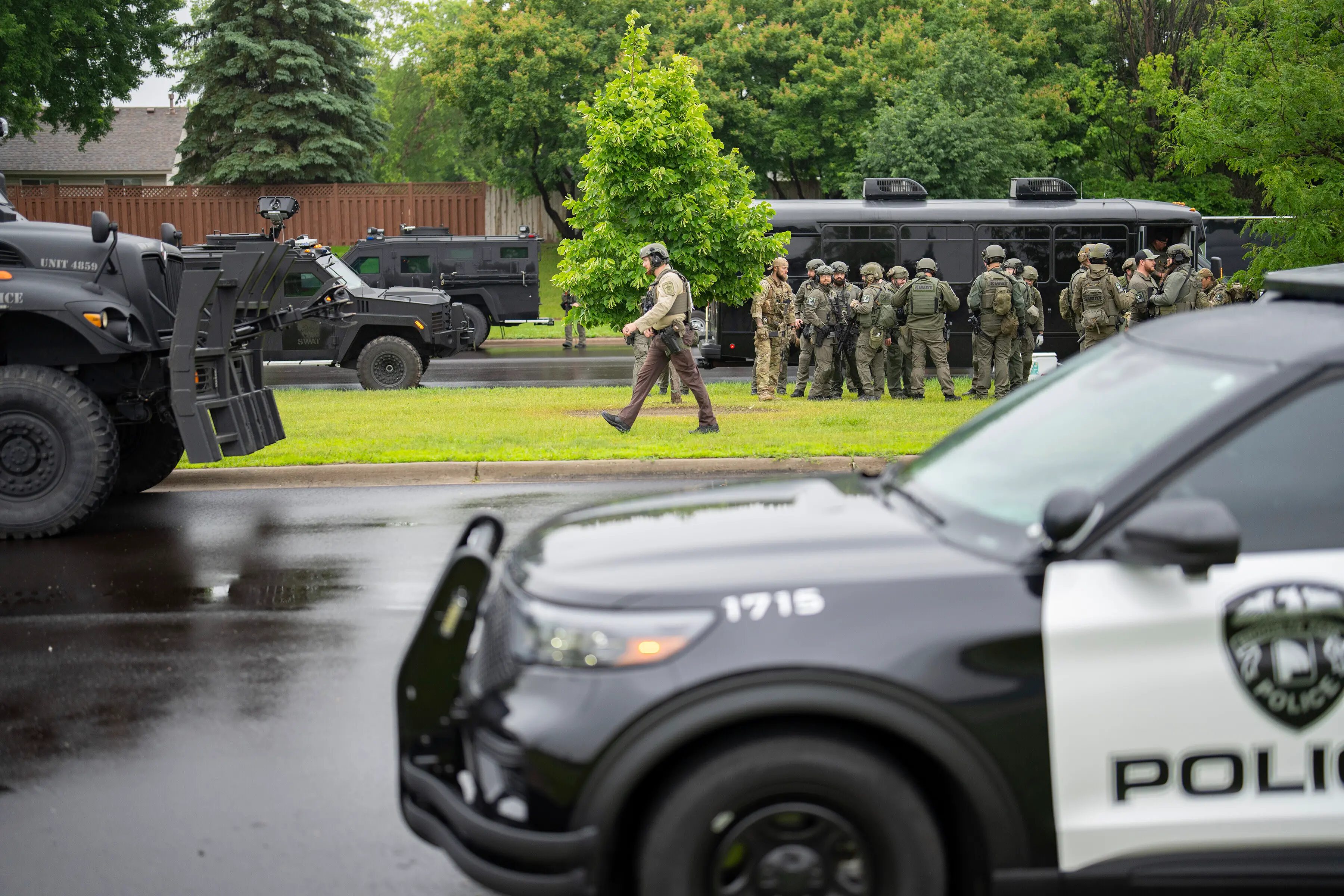 Law enforcement officers including local police, sheriffs and the FBI, stage less than a mile from a shooting in Brooklyn Park, Minnesota | Photo: Alex Kormann/AP