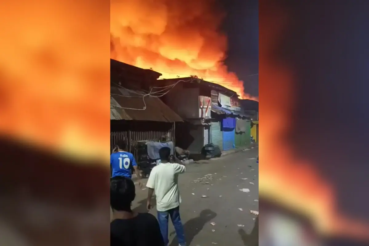 Scenes from the massive fire at Kolkata's Khidirpur | Photo: Screen grab X/Kausar Khan