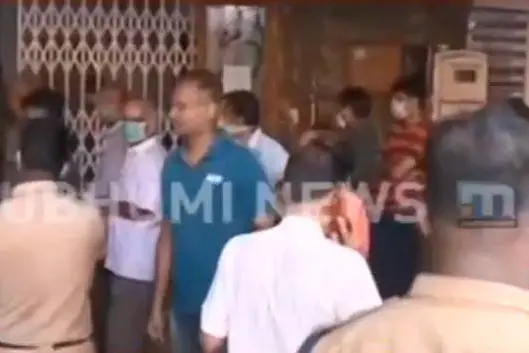 ഡ്രോണ് കണ്ടുപിടിച്ചു: കൊച്ചിയില് പ്രഭാത സവാരിക്കിറങ്ങിയ 40 പേര് അറസ്റ്റില്