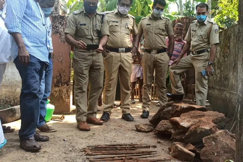 പൊന്നാനിയില്‍ അഴുക്കുചാല്‍ വൃത്തിയാക്കുമ്പോള്‍ ആയുധശേഖരം കണ്ടെത്തി; 14 വാളുകള്‍