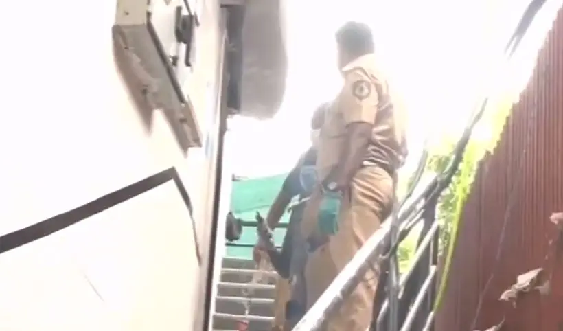 മൃതദേഹം കണ്ടെത്തിയ സ്ഥലത്ത് പോലീസ് പരിശോധന നടത്തുന്നു