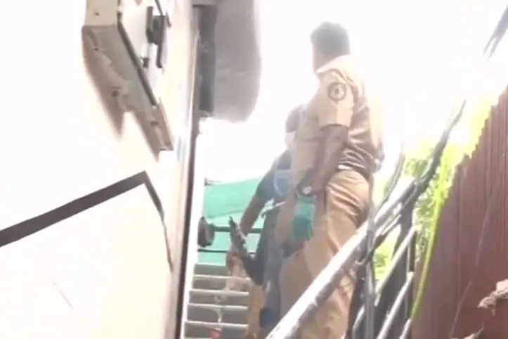 തിരുവനന്തപുരം ശ്രീകാര്യത്ത് മൃതദേഹം കെട്ടിത്തൂക്കിയ നിലയില്; മുഖത്ത് മുറിവുകളും ചോരപ്പാടുകളും