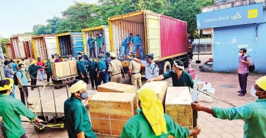 Workers loading the fresh currency notes inside trucks at Kozhikode railway station for distribution | Photo: Mathrubhumi