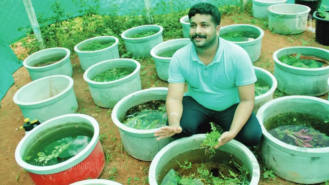 ജലസസ്യങ്ങള് വളര്ത്തുന്ന ടാങ്കുകള്ക്കരികെ അശ്വിന് ആരണ്യകം| ഫോട്ടോ: മാതൃഭൂമി