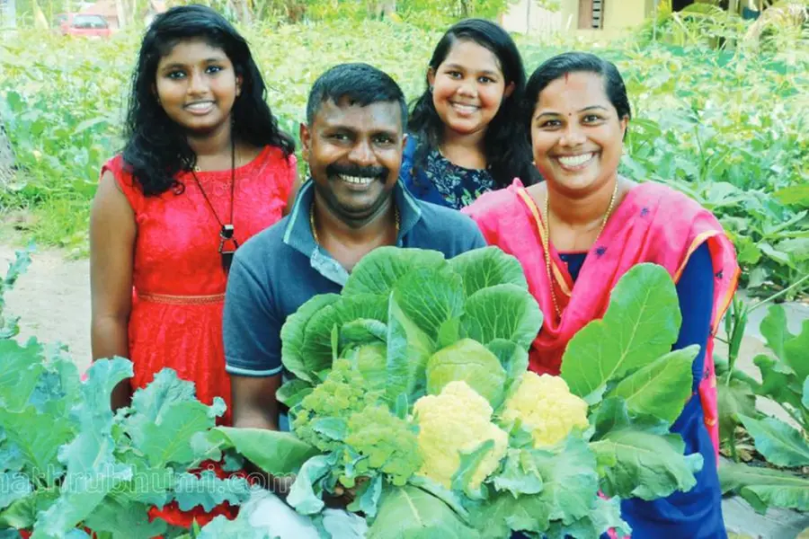 ചൊരിമണലില് ബ്രോക്കൊളി വിളയിച്ച് വീട്ടമ്മ