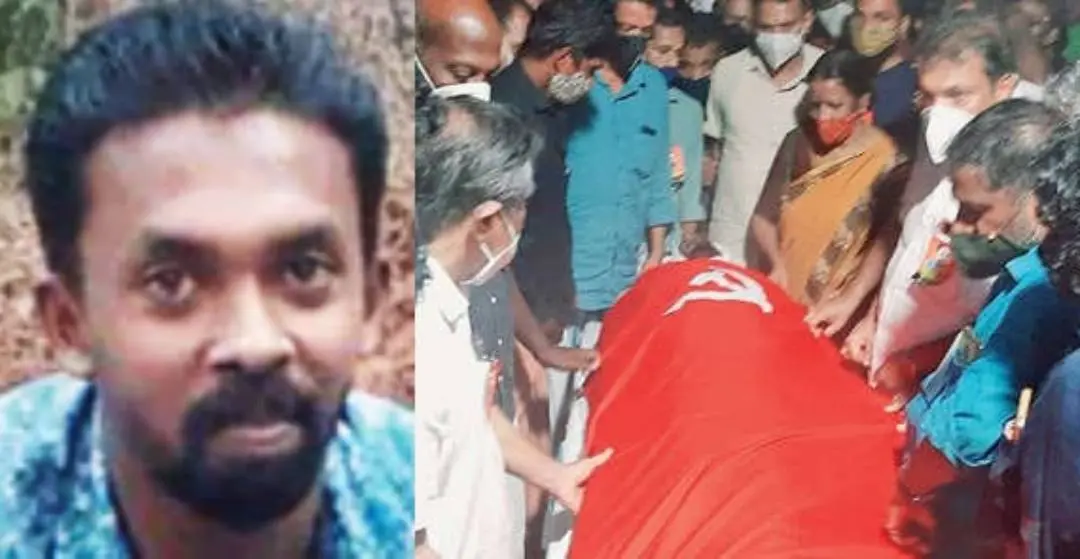 രതീഷിന്റെ മൃതദേഹം പുല്ലൂക്കരയിലെ കൂലോത്ത് വീട്ടിൽ കൊണ്ടുവന്നപ്പോൾ