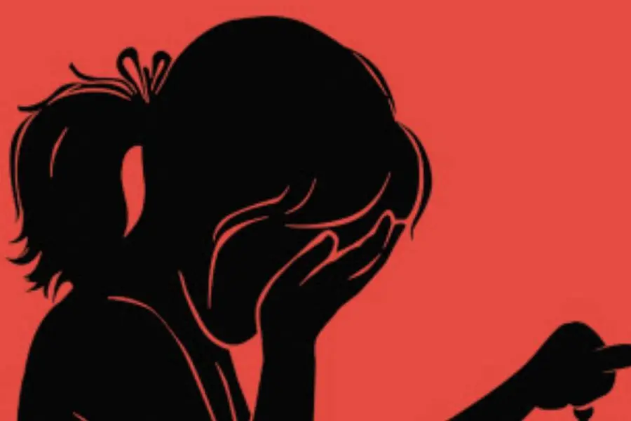 പോക്സോ കേസിലെ ഇരയെ പോലീസ് പ്രതിക്കരികെ എത്തിച്ചെന്ന് യുവതിയുടെ പരാതി;കൊല്ലാന് ശ്രമിച്ചതായും ആരോപണം