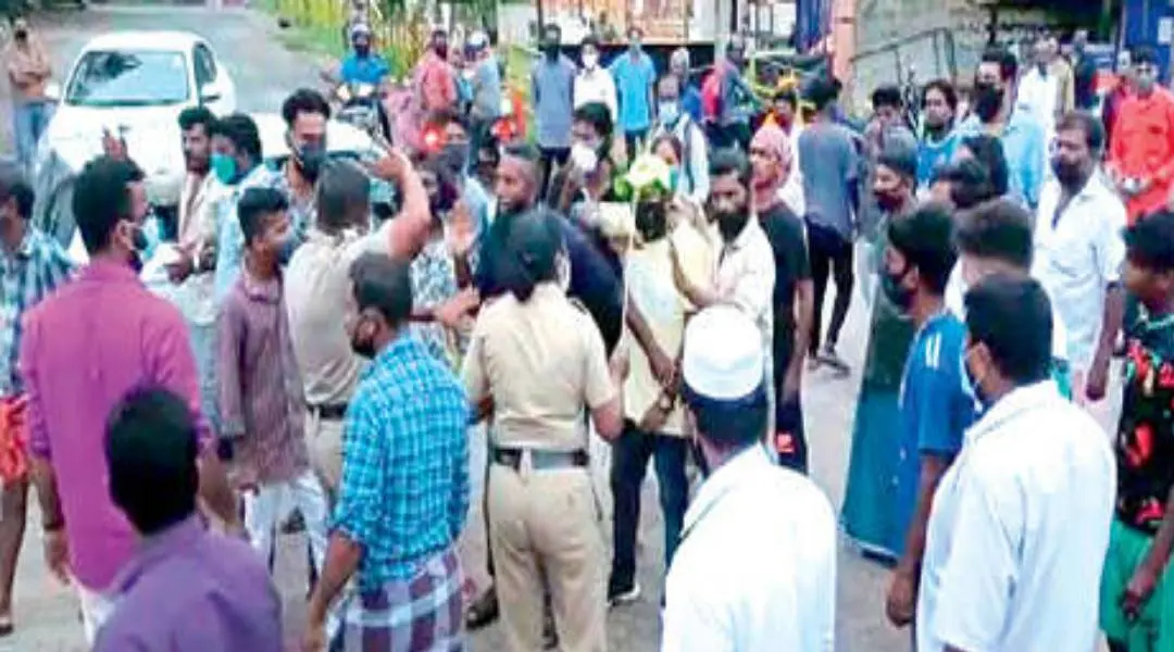 കൊല്ലം ബീച്ചില് ബുധനാഴ്ച സംഘര്ഷമുണ്ടാക്കിയവരെ കസ്റ്റഡിയിലെടുക്കാന് പോലീസ് എത്തിയപ്പോള്