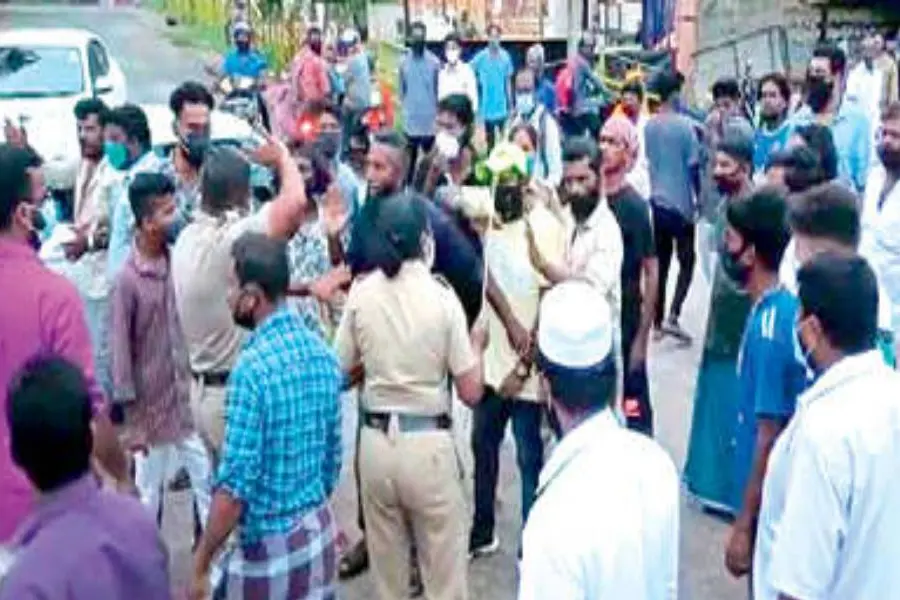 കപ്പലണ്ടിക്ക് എരിവ് കുറഞ്ഞതിന്റെ പേരില് കൊല്ലം ബീച്ചില് കൂട്ടത്തല്ല്; പരിക്കേറ്റവര് ആശുപത്രിയില്