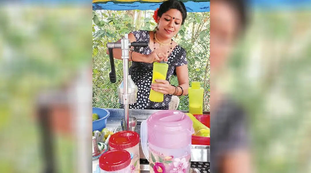 ലക്ഷ്മി കാര്യവട്ടത്ത് ശാരദയുടെ വേഷമണിഞ്ഞ് കുലുക്കി സർബത്ത് വിൽക്കുന്നു