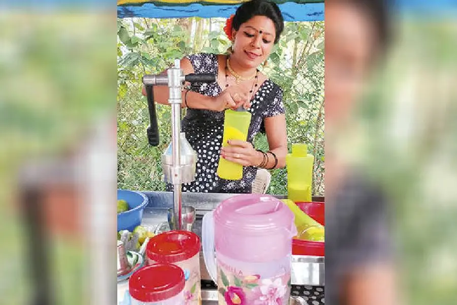 ശാരദയുടെ കടുത്ത ആരാധിക; അതേവേഷത്തിൽ കുലുക്കി സർബത്ത് വിൽപനയുമായി ലക്ഷ്മി