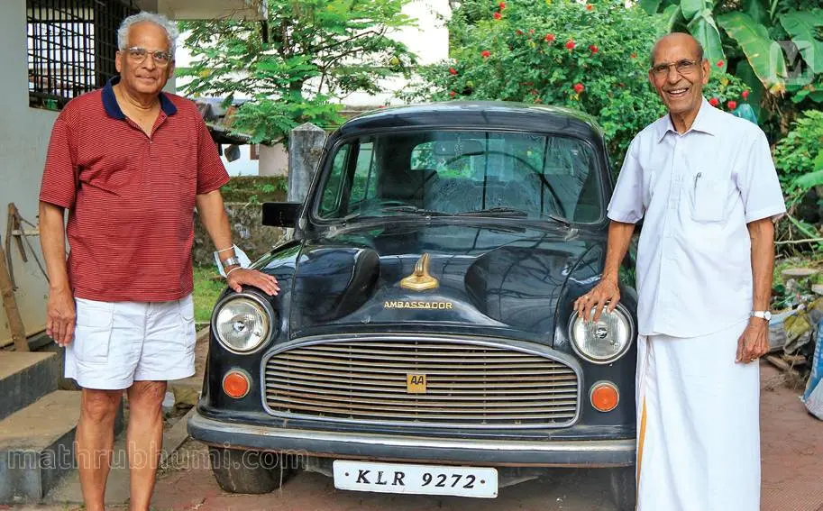 പ്രൊഫ. ജോസഫ് മുണ്ടശ്ശേരിയുടെ കാറിനൊപ്പം മകന് ജോസ് മുണ്ടശ്ശേരിയും നാടകകൃത്ത് സി.എല് ജോസും