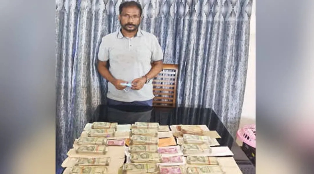 പിടിച്ചെടുത്ത പണവുമായി എ.എം.ഹാരിസ്